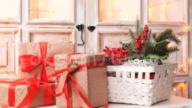 灯饰背景上的圣诞红礼品盒